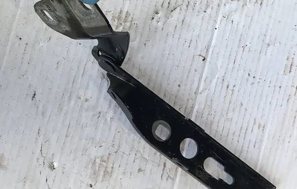 Engine bonnet/hood hinges