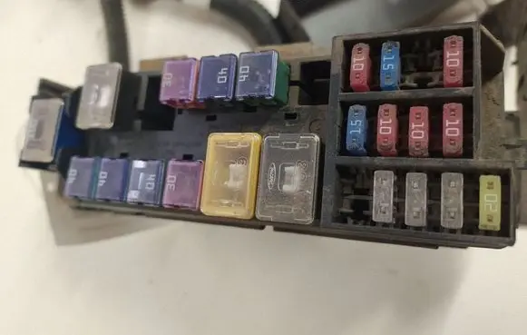 Nissan X-Trail T30 Fuse module 71543266YA2 72545070