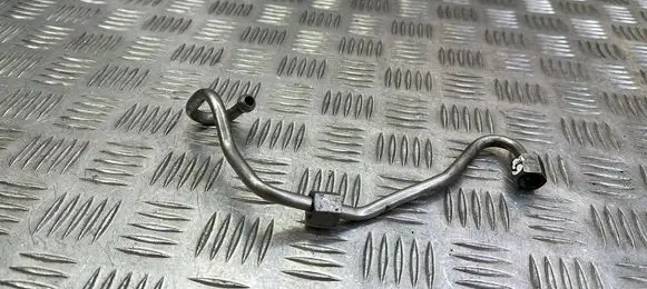 Volkswagen Scirocco Fuel injector supply line/pipe 
