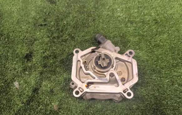 Mercedes-Benz C W204 Vacuum pump A2701801001
