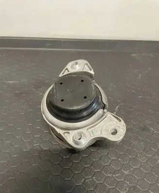 Mercedes-Benz C W205 Engine mount bracket A2052407900 ZGS002