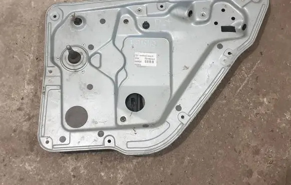 Rear door manual window regulator