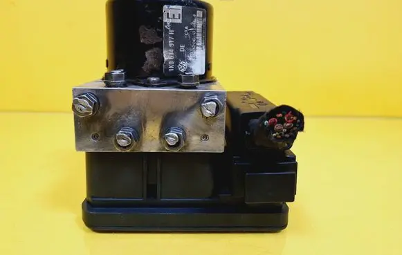 Volkswagen Touran I ABS Pump 1K0907379K 1K0614517H