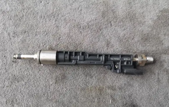 BMW 7 F01 F02 F03 F04 Fuel injector 0261500109 PA6635GF