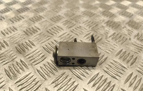 Mercedes-Benz E W212 Air conditioning (A/C) expansion valve 2128300284 U9877002 330005
