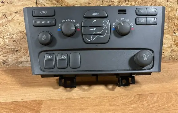 Volvo V70 Climate control unit 8691876