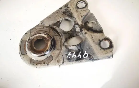 Volvo XC90 Engine mounting bracket