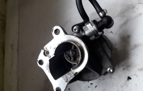 Renault Scenic II - Grand scenic II Vacuum pump