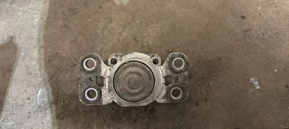 Volvo XC60 Engine mount bracket 6G927M121NF