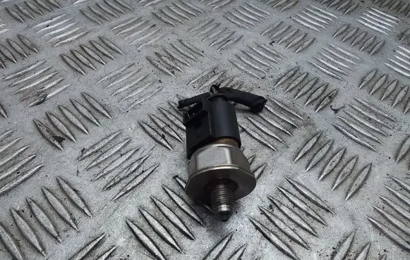 Volkswagen Golf Cross Fuel pressure sensor 03C906051H