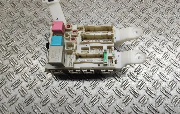 Toyota Auris 150 Fuse module 8273002150A 02117K02