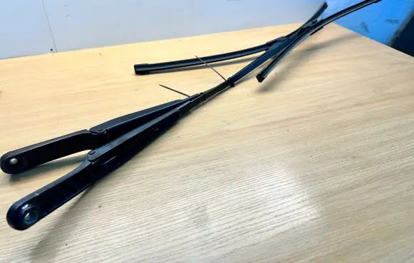 Windshield/front glass wiper blade