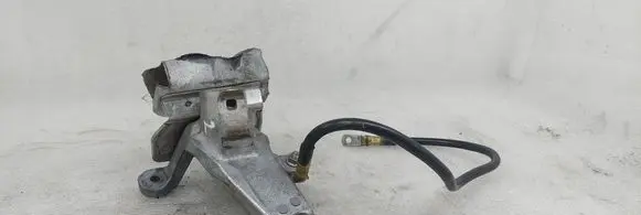 Engine mounting bracket