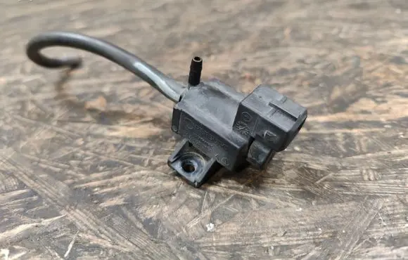 Maserati Quattroporte Vacuum valve 72828601