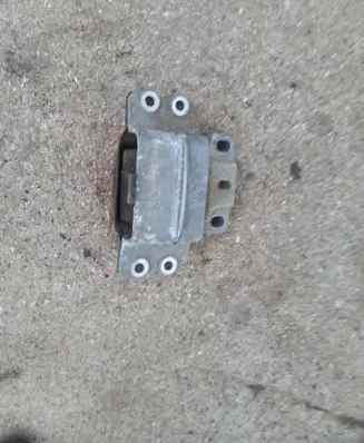 Volkswagen Touran I Gearbox mount 1K0199555