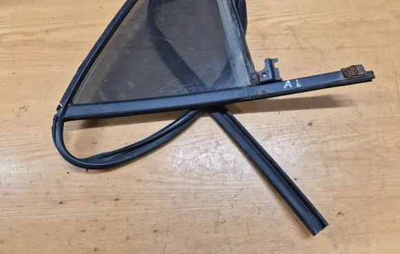 Hyundai Sonata Rear vent window glass DOT748M42AS2 E000008