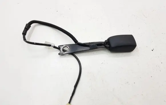Toyota Avensis T270 Front seatbelt buckle E034501