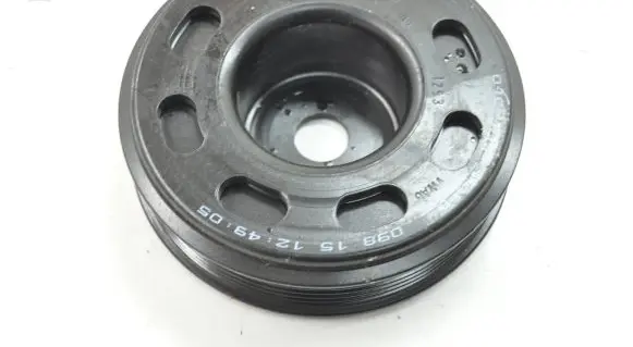 Volkswagen Golf VII Crankshaft pulley 04C105243D