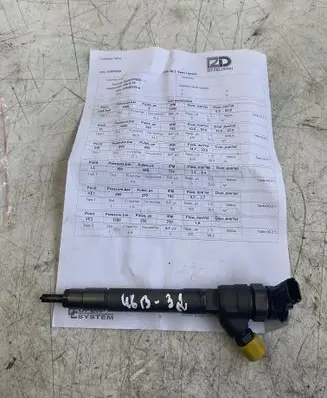 Opel Vivaro Fuel injector 0445110414