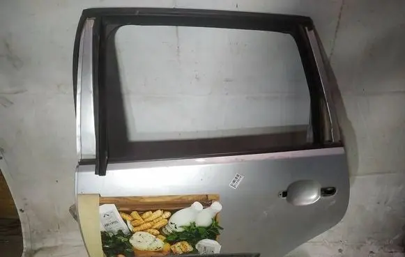 Volkswagen Polo IV 9N3 Rear door pilkos