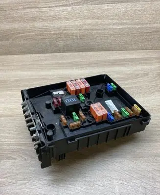 Volkswagen Golf V Fuse module 1K0937125