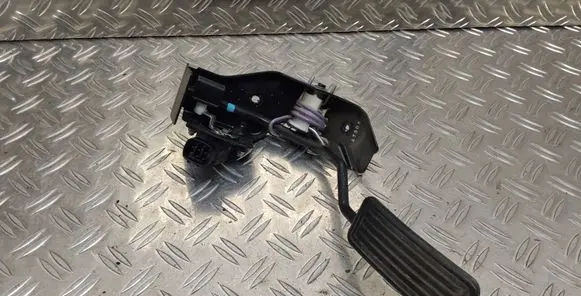 Accelerator throttle pedal