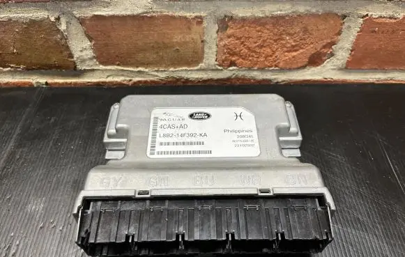 Land Rover Defender Engine control unit/module L8B2-14F392-KA 22192592 LRB214F392KA