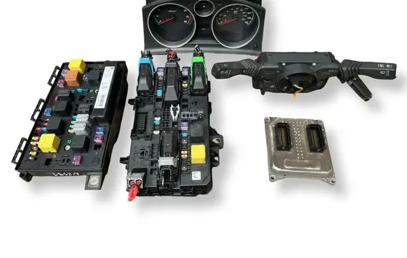 Opel Astra H Engine ECU kit and lock set 5WK9463 55568735