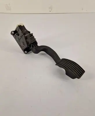 Opel Corsa D Accelerator throttle pedal 13305804