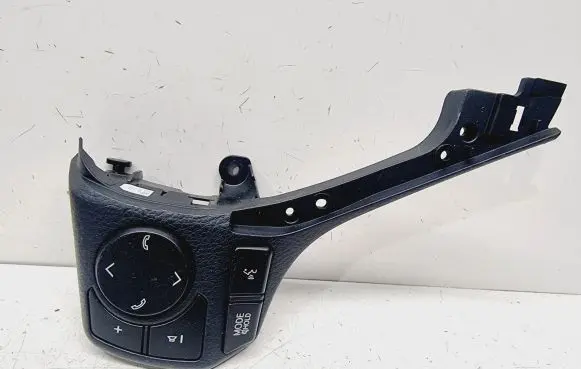Toyota RAV 4 (XA40) Steering wheel buttons/switches 8425042240C1