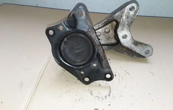 Volkswagen Polo IV 9N3 Engine mount bracket 6Q0199185AB