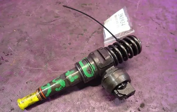 Skoda Fabia Mk2 (5J) Fuel injector 