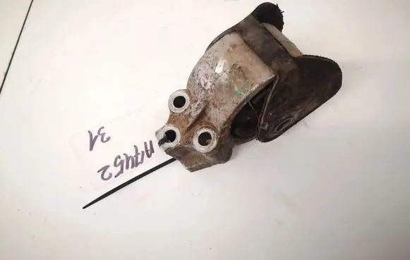Mitsubishi Carisma Engine mount bracket
