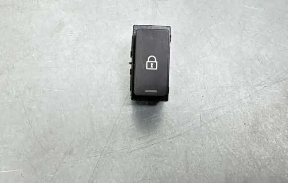 Land Rover Defender Central locking switch button N8B214017BA 240127 0402ZD