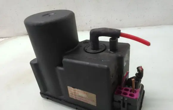 Audi A4 S4 B5 8D Central locking vacuum pump 4A0862257A