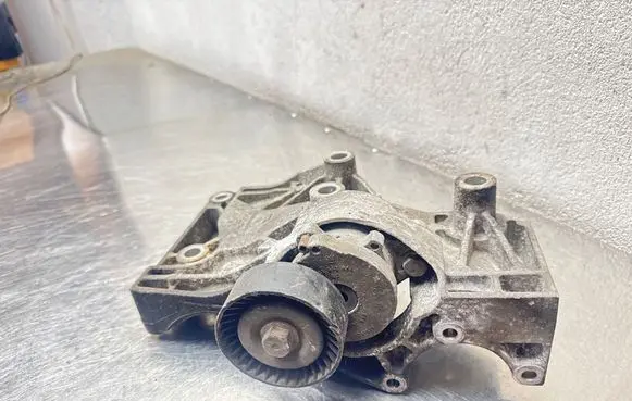 Opel Insignia A A/C compressor mount bracket 55562863