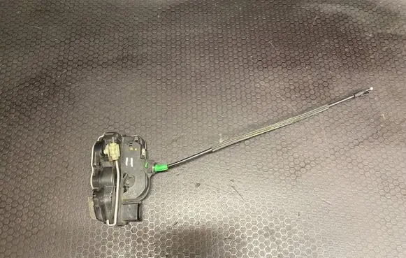 Opel Insignia A Rear door lock 3023881