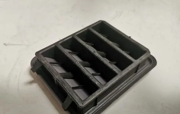 Quarter panel pressure vent
