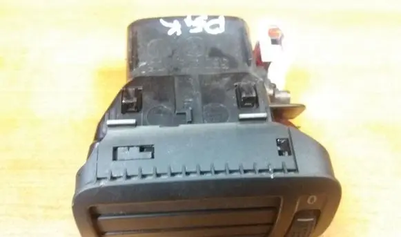 Volkswagen PASSAT B5.5 Dash center air vent grill