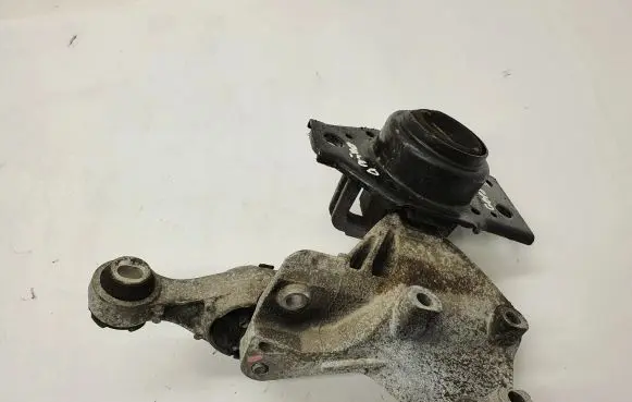 Nissan Qashqai Engine mount bracket