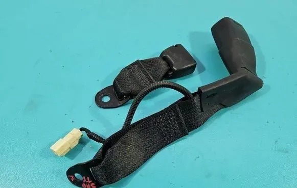 Middle seatbelt (rear)