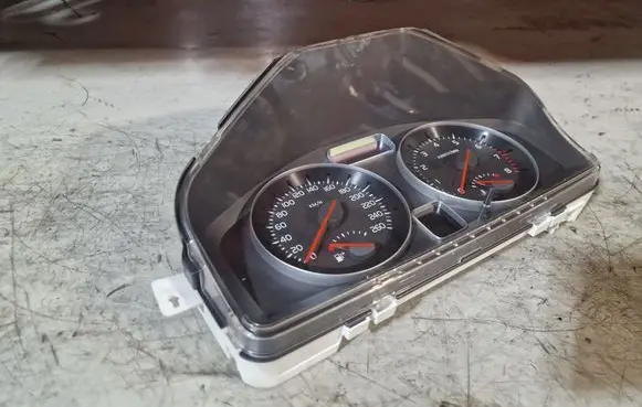 Volvo S40 Speedometer (instrument cluster) 30765309