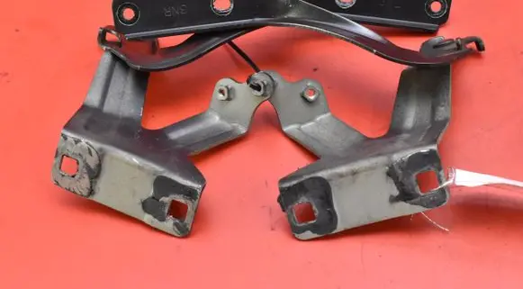 Engine bonnet/hood hinges