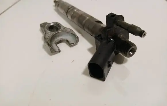 BMW 1 E81 E87 Fuel injector 779787705 044511601 SB5DD1