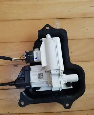 Mercedes-Benz GLS X166 Front door lock A1667600900