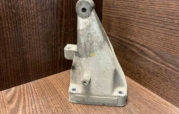 Mercedes-Benz Vito Viano W639 Engine mounting bracket 6462230804 A6462230804