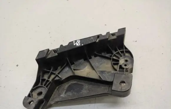 Front bumper mounting bracket
