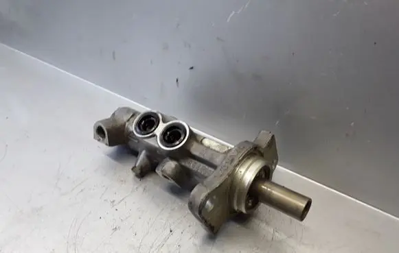 Volvo XC70 Master brake cylinder 8646008
