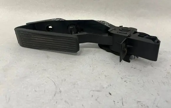 Mercedes-Benz C W203 Accelerator throttle pedal A2113000404