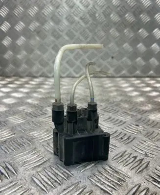 Mercedes-Benz CLS C218 X218 Air suspension valve block A2513200158